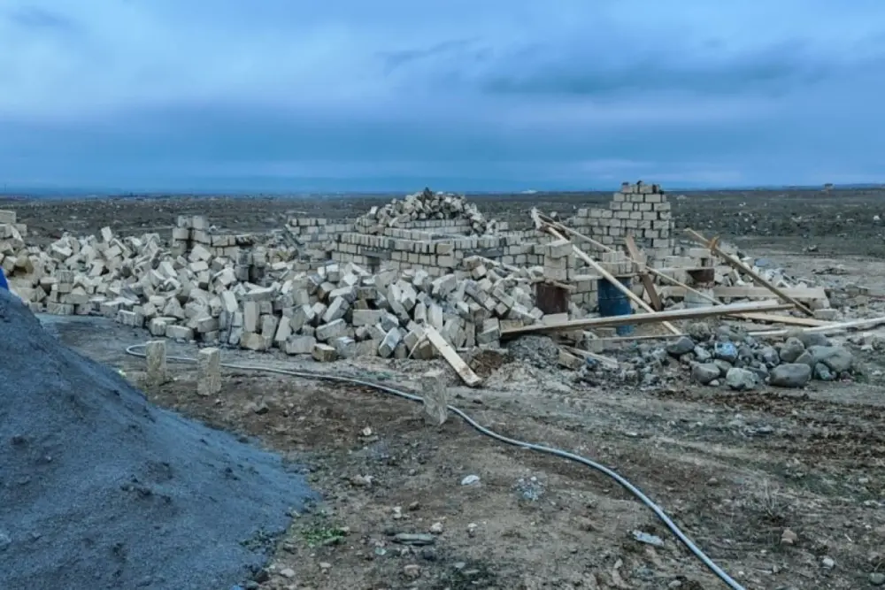 Gəncədə qanunsuz tikililər söküldü - VİDEO