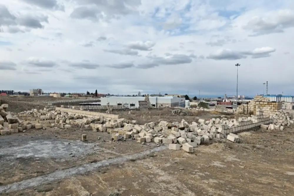 Gəncədə qanunsuz tikililər söküldü - VİDEO