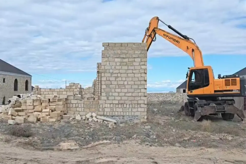 Gəncədə qanunsuz tikililər söküldü - VİDEO