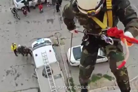 Evdə köməksiz vəziyyətdə qalan azyaşlı xilas edildi - VİDEO