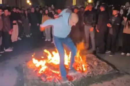 Nazir Xankəndidə tələbələrlə yallı getdi, tonqaldan tullandı – VİDEO