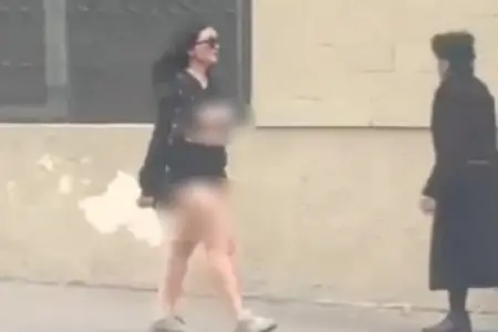 Bakıda küçədə çılpaq gəzən qadın saxlanıldı - VİDEO