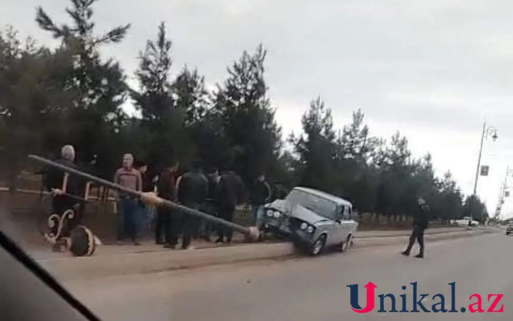 Cəlilabadda qəza: avtomobil işıq dirəyinə çırpıldı – FOTO
