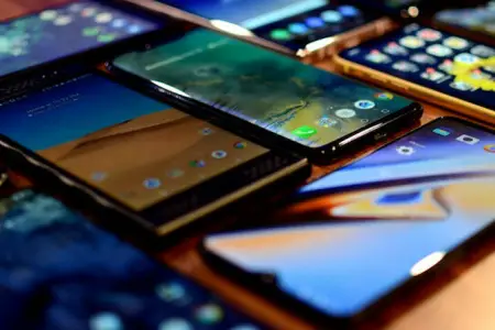 Telefon almaq istəyənlərin NƏZƏRİNƏ: Ucuz, amma güclü 5 model