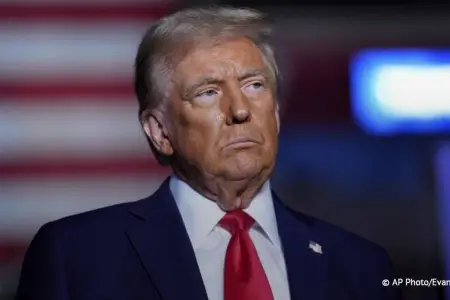 Trampdan təklif: Hörmüzə hərbi gəmilər göndərilir?