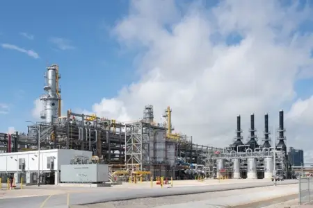 ABŞ-da neft zavoduna hücum: Dəhşətli yanğın başladı