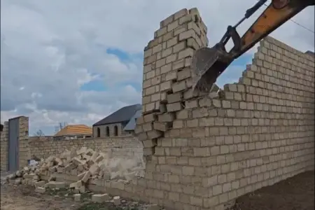 Gəncədə qanunsuz tikili söküldü - VİDEO