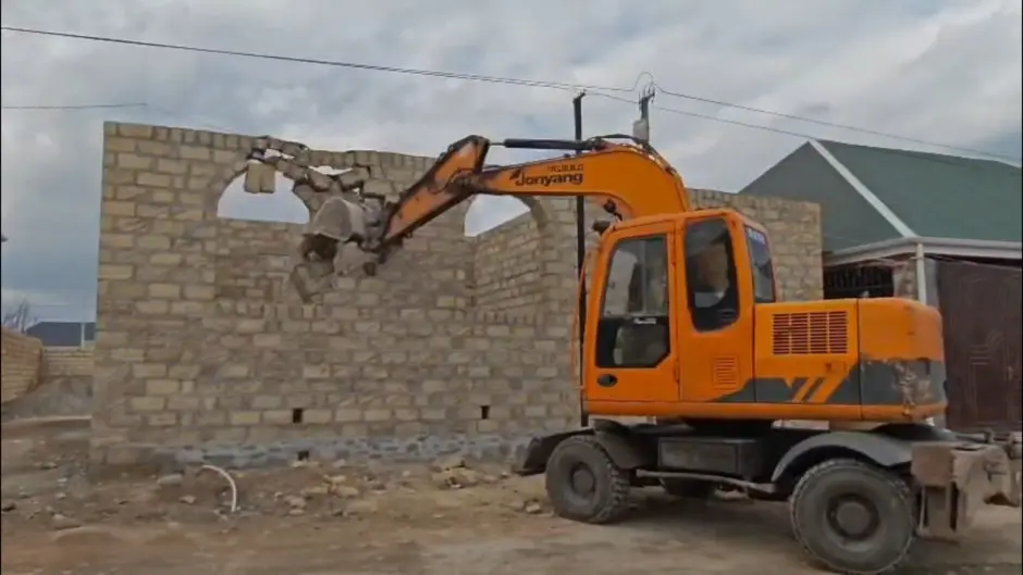 Gəncədə qanunsuz tikili söküldü - VİDEO