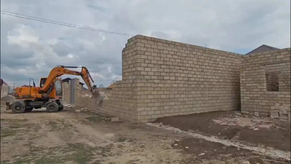 Gəncədə qanunsuz tikili söküldü - VİDEO