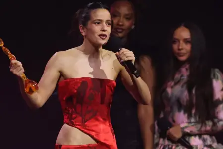 Məşhur müğənni dediyi sözlərə görə üzr istədi