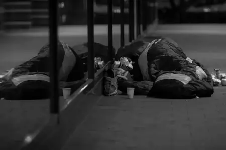 Atasının 3 evini satdı, indi küçələrdə yaşayır