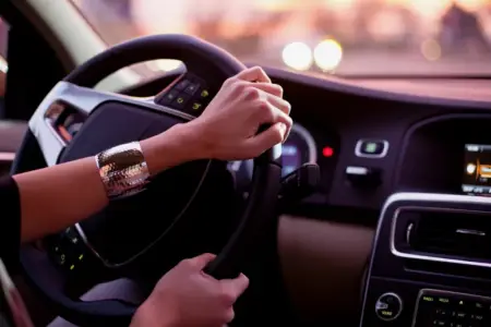 Azərbaycanda “pravasız” gəlin maşını aşırdı, qaynanası xəstəxanalıq oldu