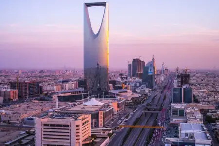 İran Ər-Riyadı raket atəşinə tutdu