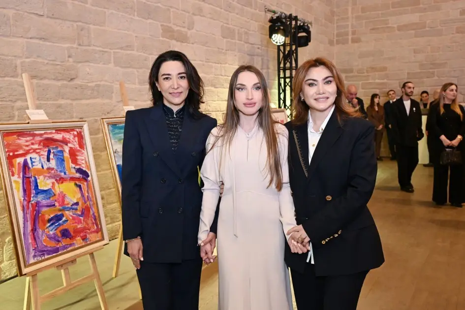 Prezidentin gəlini “Çərçivədən kənar” adlı inklüziv incəsənət sərgisində – FOTOLAR