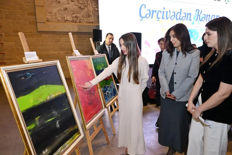 Prezidentin gəlini “Çərçivədən kənar” adlı inklüziv incəsənət sərgisində – FOTOLAR
