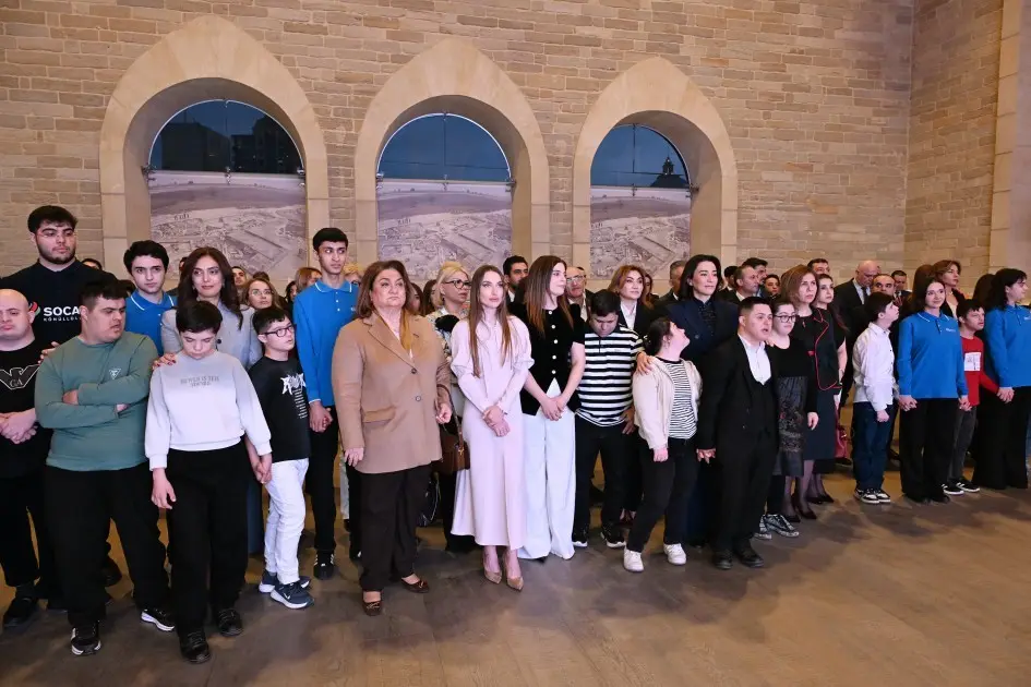 Prezidentin gəlini “Çərçivədən kənar” adlı inklüziv incəsənət sərgisində – FOTOLAR
