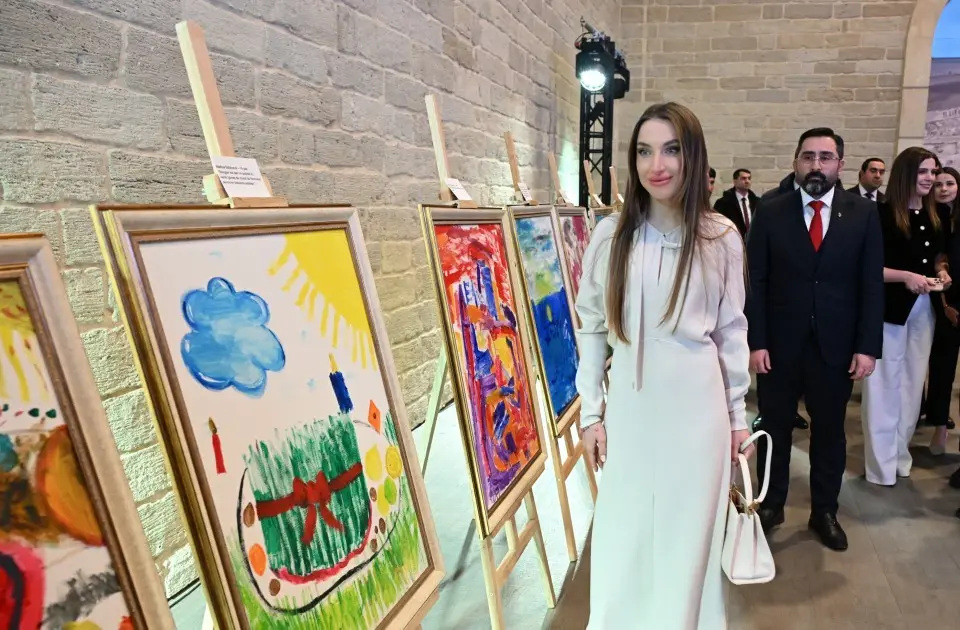 Prezidentin gəlini “Çərçivədən kənar” adlı inklüziv incəsənət sərgisində – FOTOLAR