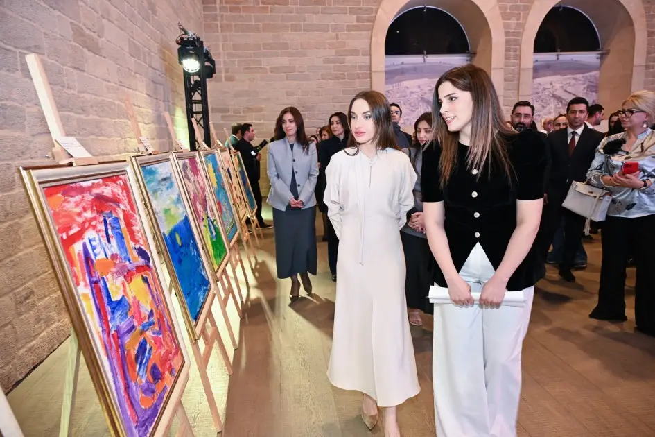 Prezidentin gəlini “Çərçivədən kənar” adlı inklüziv incəsənət sərgisində – FOTOLAR