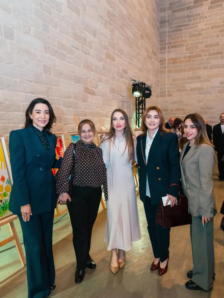 Prezidentin gəlini “Çərçivədən kənar” adlı inklüziv incəsənət sərgisində – FOTOLAR
