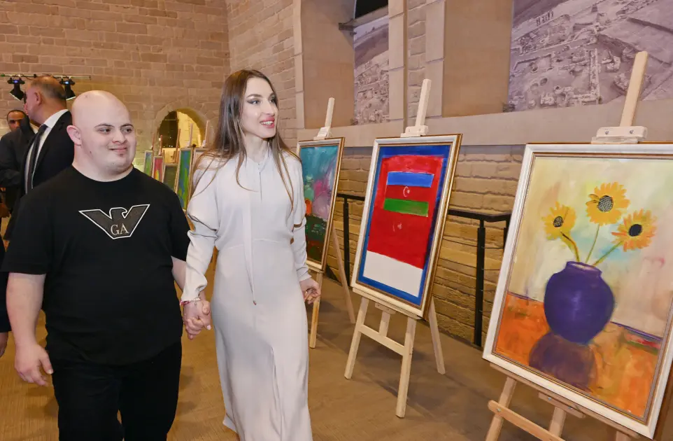 Prezidentin gəlini “Çərçivədən kənar” adlı inklüziv incəsənət sərgisində – FOTOLAR
