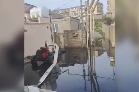 Xətaidə kanalizasiya çökdü, evləri su basdı - Video
