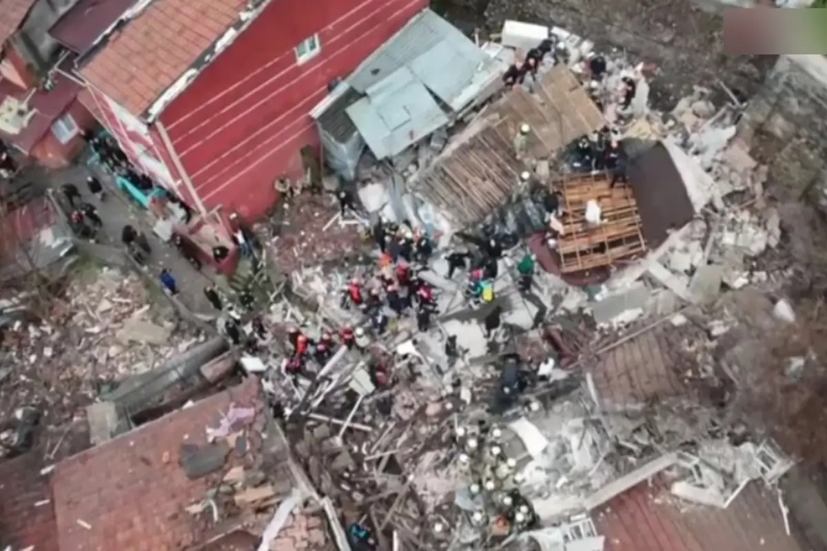 İstanbulda bina çökdü - Yenilənib - Video