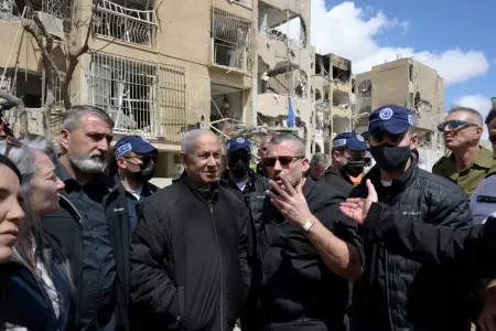 Netanyahu İranın vurduğu Arad və Dimonada - Fotolar