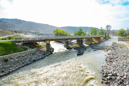 Həkəri körpüsü fonunda şəkil çəkdirən ermənilər saxlanıldı