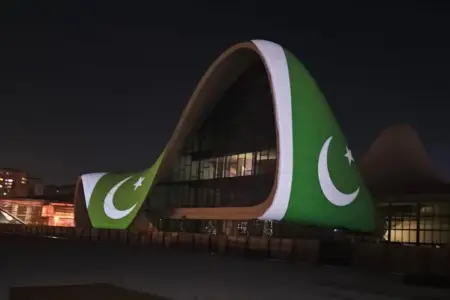 Heydər Əliyev Mərkəzinin binası üzərinə Pakistan bayrağı proyeksiya olundu