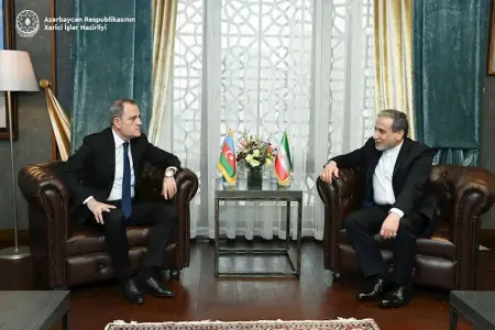 Ceyhun Bayramov Abbas Əraqçi ilə danışdı