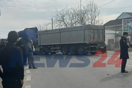Saatlıda minik avtomobili yük maşını ilə toqquşdu - Foto - Video