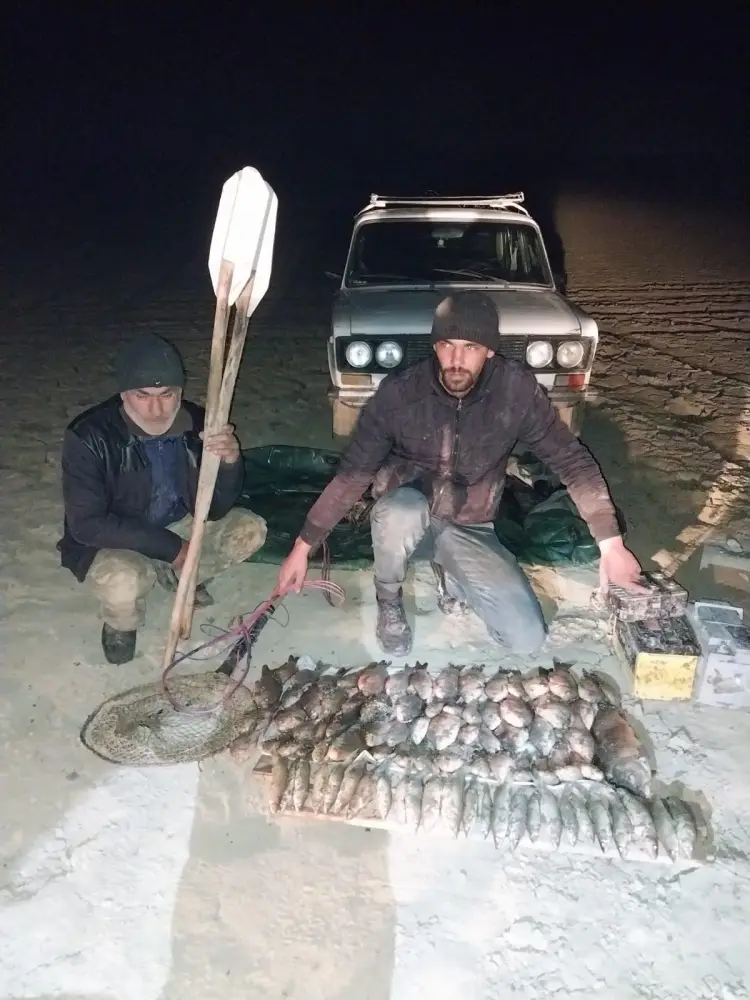 Kür çayında "tok" aparatı ilə balıq ovlayan 3 nəfər saxlanıldı - Foto