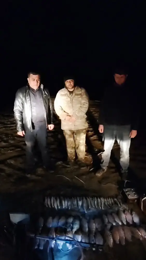 Kür çayında "tok" aparatı ilə balıq ovlayan 3 nəfər saxlanıldı - Foto