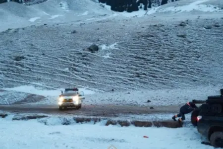 Uşaqlı ailə qarın altında tapıldı – Bu ölkədə