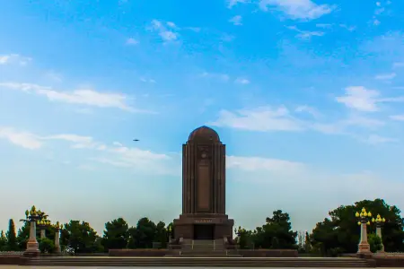 24 yaşlı qız Nizami məqbərəsində körpüdən yıxıldı - Fotolar