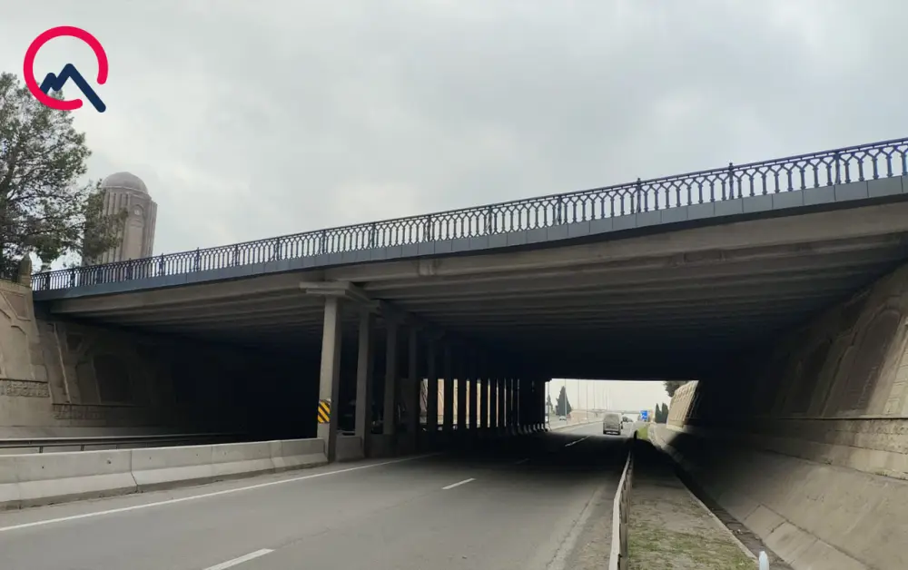 24 yaşlı qız Nizami məqbərəsində körpüdən yıxıldı - Fotolar