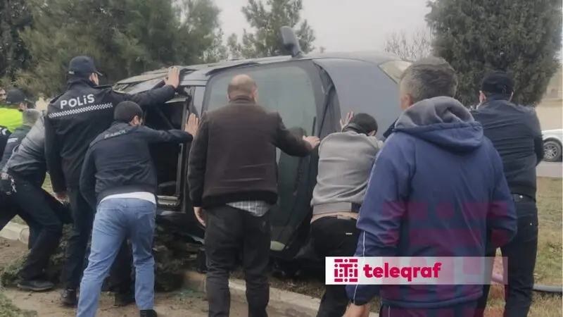 Gəncədə sürücü avtomobili aşırdı: yaralılar var – FOTO
