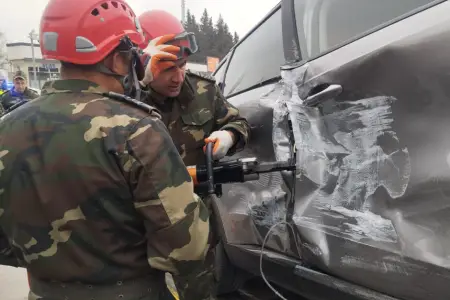 Maşında sıxılı vəziyyətdə qalan qadın belə xilas edildi - Video 