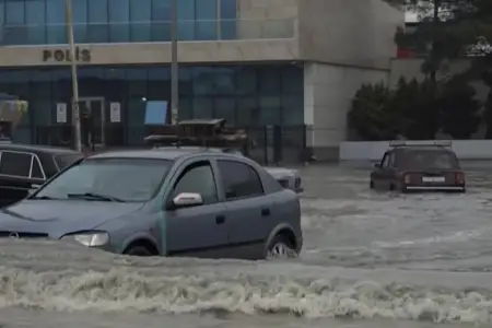 Sabunçuda dəyişməyən mənzərə: Dəmiryolu vağzalının qarşısını yenə su basdı