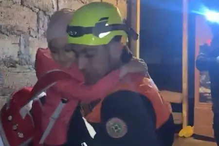 FHN 4-ü uşaq olmaqla 18 nəfəri xilas etdi- Video