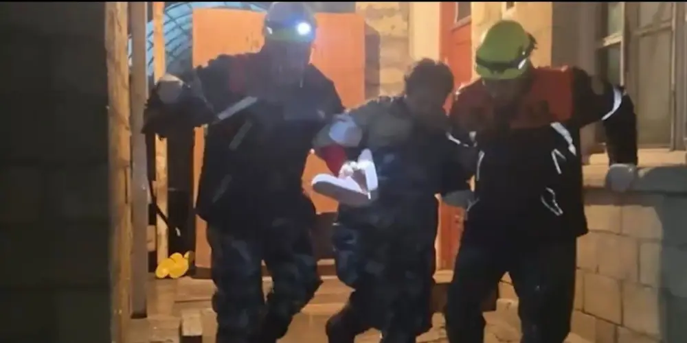 FHN 4-ü uşaq olmaqla 18 nəfəri xilas etdi- Video