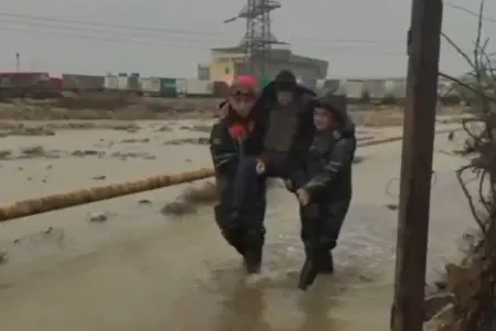 Bakı, Sumqayıt və Abşeronda su basmış ərazilərdən 42 nəfər təxliyə edildi - Video