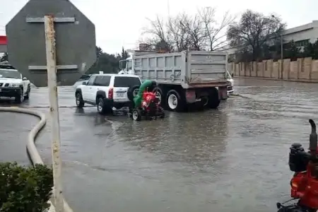 FHN su basmış ərazilərdən 84 nəfəri təxliyə etdi - Video