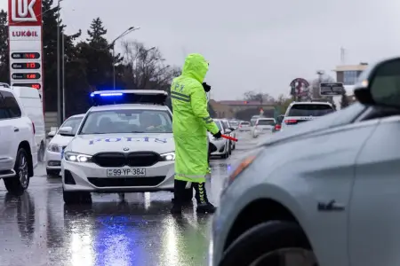 Polislər vətəndaşlara belə kömək edirlər - Foto - Video 