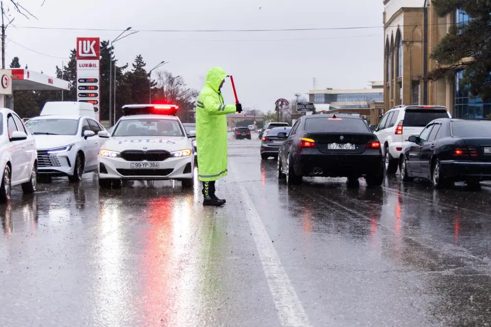 Polislər vətəndaşlara belə kömək edirlər - Foto - Video 