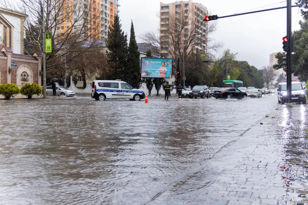 Polislər vətəndaşlara belə kömək edirlər - Foto - Video 