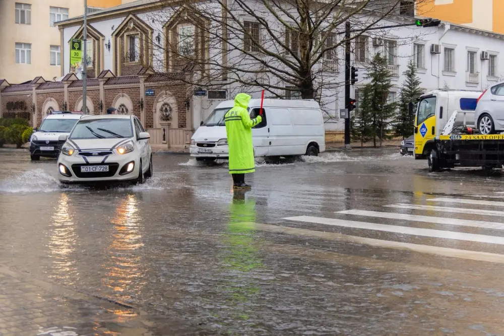 Polislər vətəndaşlara belə kömək edirlər - Foto - Video 