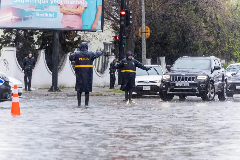 Polislər vətəndaşlara belə kömək edirlər - Foto - Video 