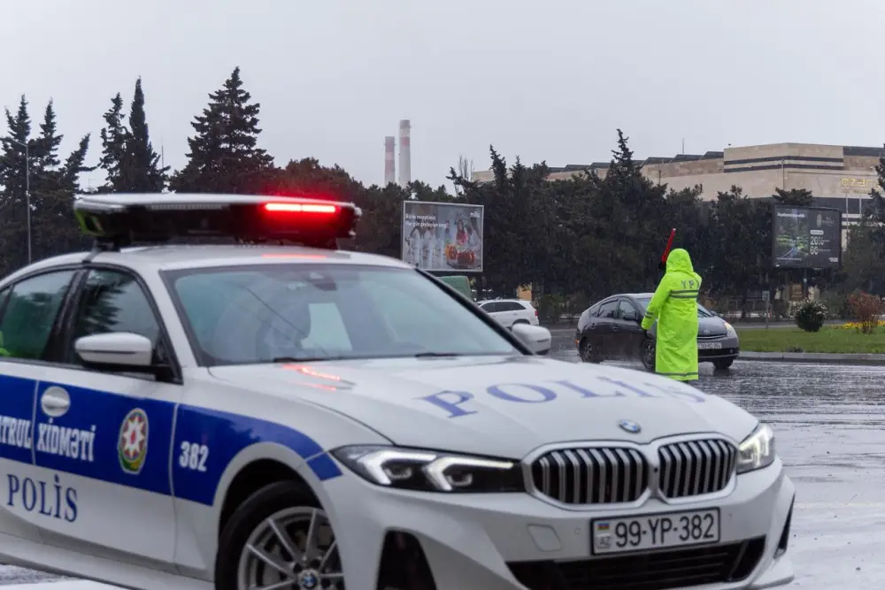 Polislər vətəndaşlara belə kömək edirlər - Foto - Video 