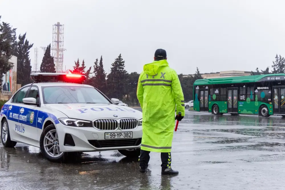 Polislər vətəndaşlara belə kömək edirlər - Foto - Video 
